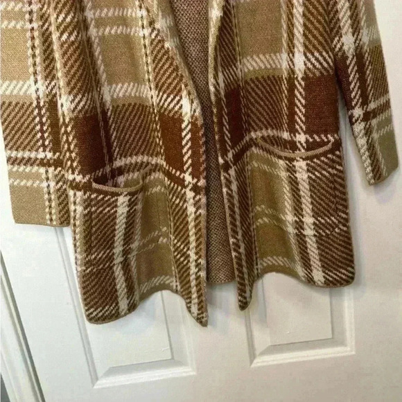 Absolutely Famous - Picture 7 of 16